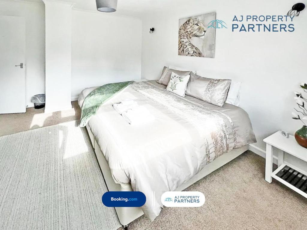 Premium Deal L Hill View Home L Last-Minute Offer L Cheltenham L Aj Properties L Perfect For Short Or Long Stays L 4Beds 4Bedrooms Bagian luar foto