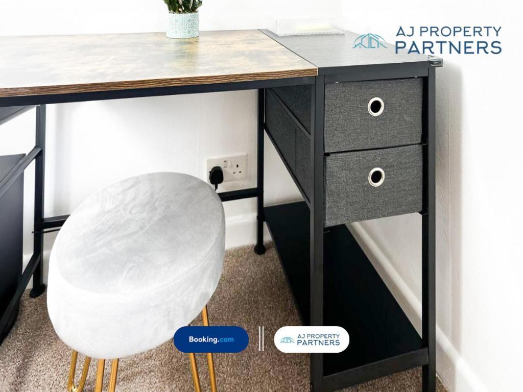 Premium Deal L Hill View Home L Last-Minute Offer L Cheltenham L Aj Properties L Perfect For Short Or Long Stays L 4Beds 4Bedrooms Bagian luar foto