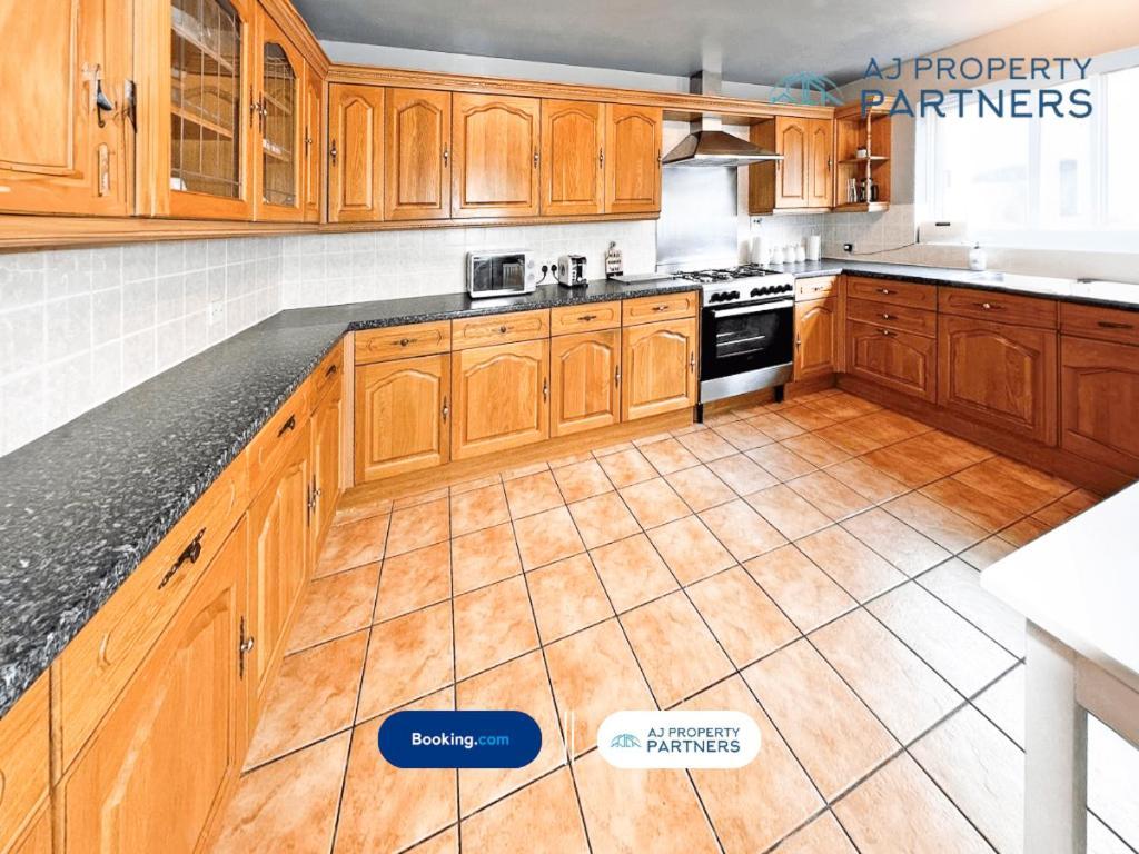 Premium Deal L Hill View Home L Last-Minute Offer L Cheltenham L Aj Properties L Perfect For Short Or Long Stays L 4Beds 4Bedrooms Bagian luar foto