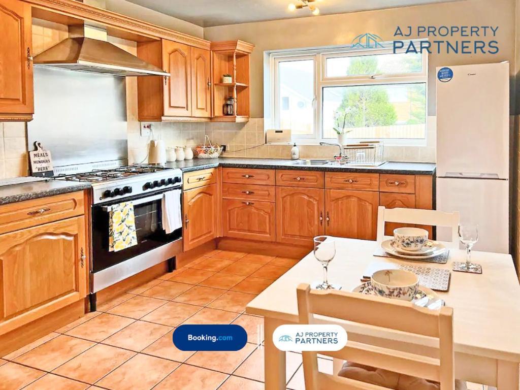 Premium Deal L Hill View Home L Last-Minute Offer L Cheltenham L Aj Properties L Perfect For Short Or Long Stays L 4Beds 4Bedrooms Bagian luar foto