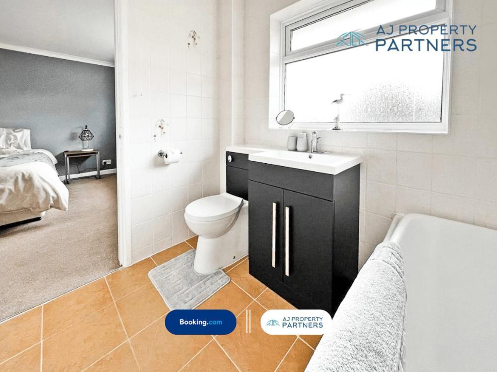 Premium Deal L Hill View Home L Last-Minute Offer L Cheltenham L Aj Properties L Perfect For Short Or Long Stays L 4Beds 4Bedrooms Bagian luar foto