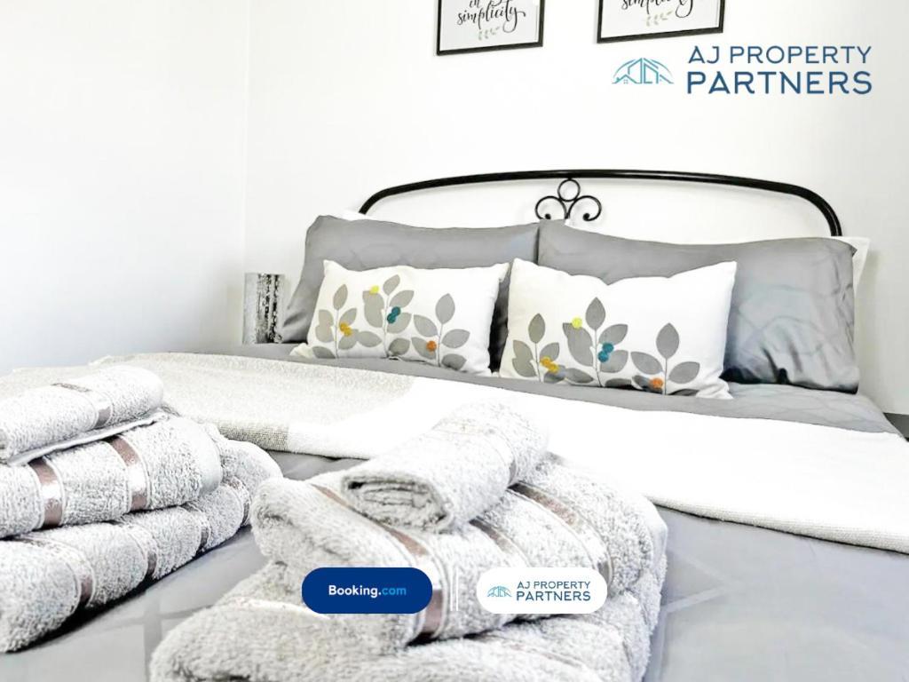 Premium Deal L Hill View Home L Last-Minute Offer L Cheltenham L Aj Properties L Perfect For Short Or Long Stays L 4Beds 4Bedrooms Bagian luar foto