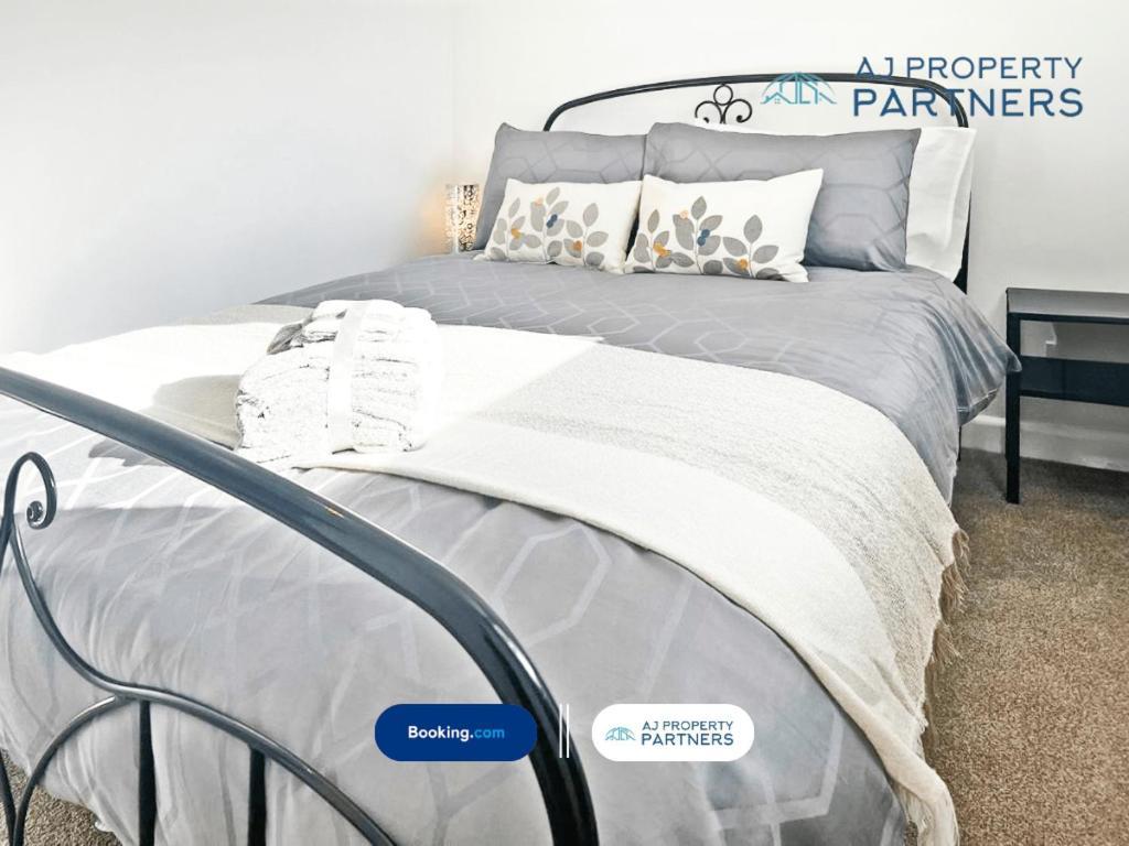 Premium Deal L Hill View Home L Last-Minute Offer L Cheltenham L Aj Properties L Perfect For Short Or Long Stays L 4Beds 4Bedrooms Bagian luar foto