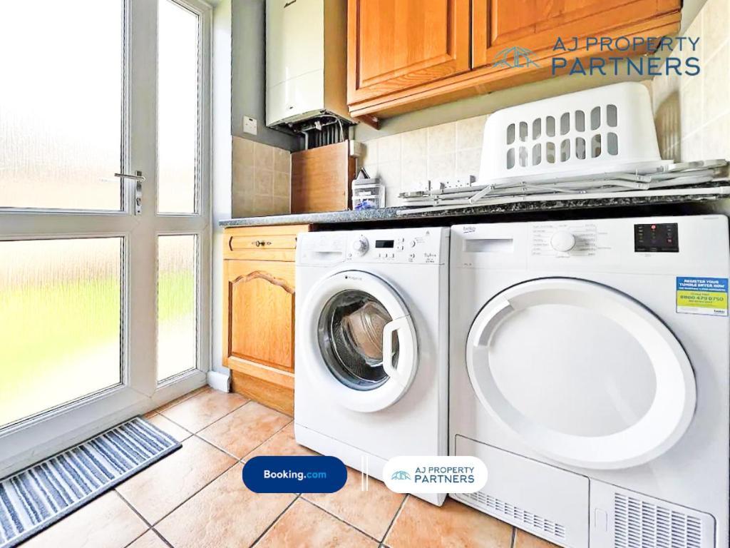 Premium Deal L Hill View Home L Last-Minute Offer L Cheltenham L Aj Properties L Perfect For Short Or Long Stays L 4Beds 4Bedrooms Bagian luar foto